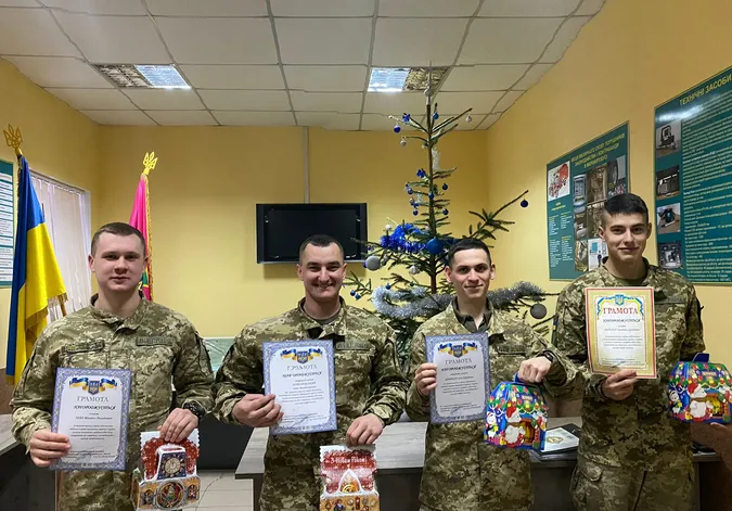 На Волині кращих прикордонників-строковиків нагородили цукерками (фото)