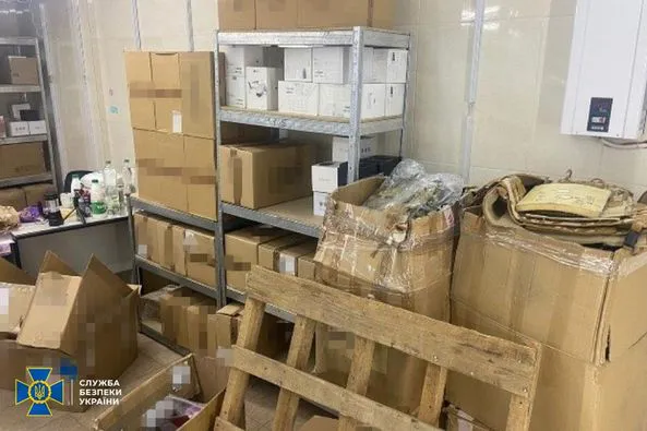 Бронежилети, шоломи, оптичні пристрої: захисникам передали конфісковану військову амуніцію (фото)