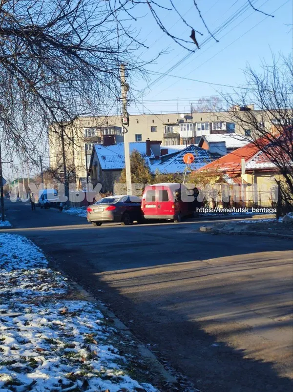 У Луцьку – аварія: авто вилетіло на тротуар і в'їхало у знак (фото)