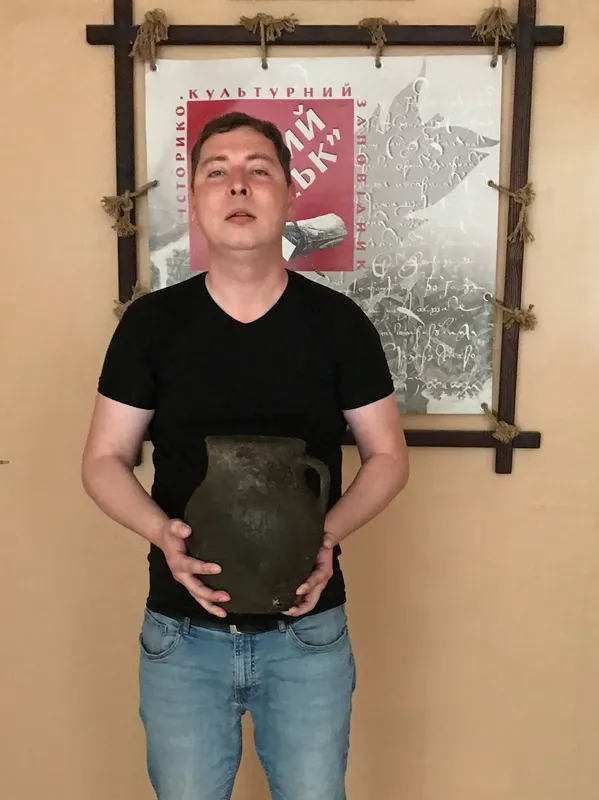 У луцьких підземеллях знайшли глек, а в ньому – камінь у формі серця (фото)