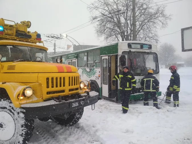 У Луцьку в снігу застряг тролейбус (фото)