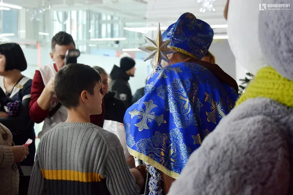 Меценат подарував маленьким лучанам казку, пригоди та смаколики (фото)