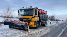 Виїхала на зустрічну смугу: в Жидичині «ауді» влетіла в снігоприбиральну машину (фото, оновлено)