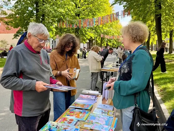 Книги просто неба та зустрічі з письменниками: у Нововолинську відбулася книжкова толока (фото)