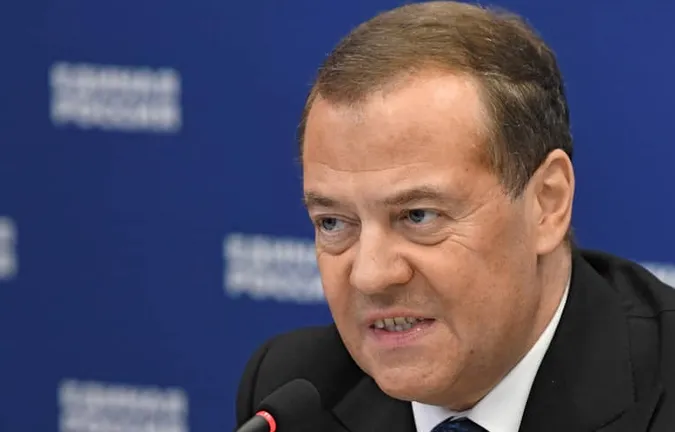 Медведєв пригрозив ударом гіперзвуковою ракетою по суду в Гаазі