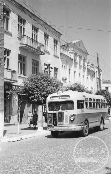 Автобус на вул. Сталіна у м. Луцьку Волинської області. 10 червня 1953 р. Центральний державний аудіовізуальний та електронний архів