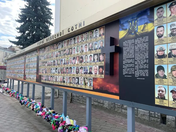 У Луцьку розширять фотостенд із портретами полеглих Героїв