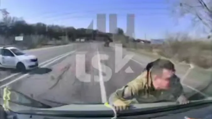 Біля Луцька військового ТЦК збили і прокатали на капоті буса (відео)