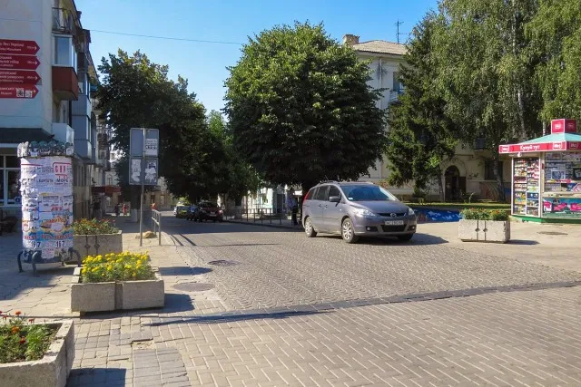 Кінотеатр стояв праворуч