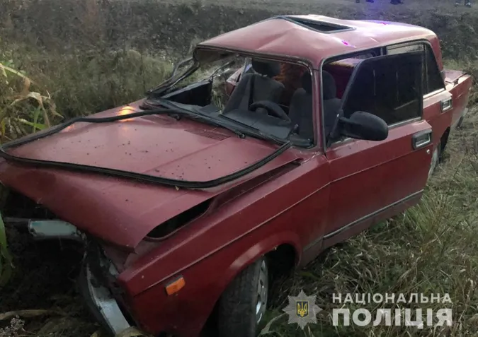 На Волині «ВАЗ» зіткнувся із грейдером: легковик зім’ятий, водій і пасажири – в лікарні (фото)