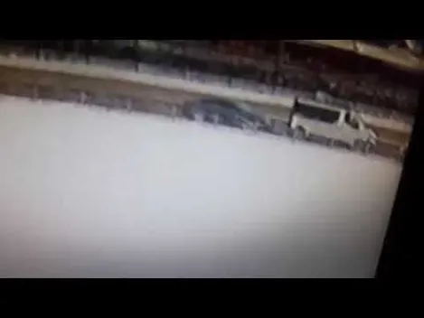 У Луцьку автомобіль «ніжно притулився» до припаркованого буса: шукають свідків (відео)