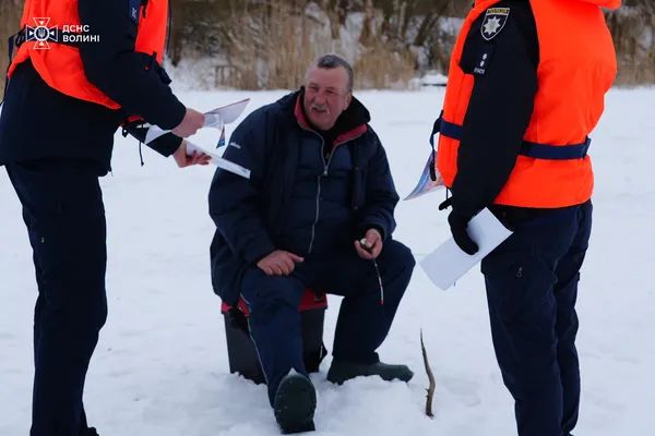 Крига уже підступна: у Луцьку рятувальники вийшли на Стир до десятків рибалок (фото)