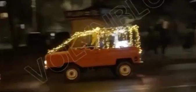 У Луцьку помітили Санта Клауса на новорічній «Волинянці» (відео)