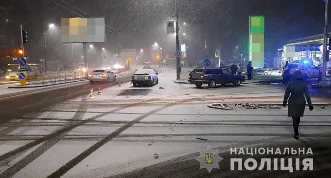 Водія госпіталізували: подробиці аварії на заправці біля «Там Таму» (фото)