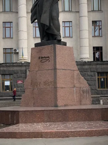 «Луцк мёртв»: невідомі розмалювали пам’ятник Шевченку (фотофакт, оновлено)