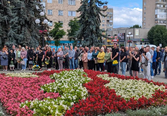 Майже рік вважався зниклим безвісти: Ковель навколішки попрощався з Героєм Віктором Дорощуком