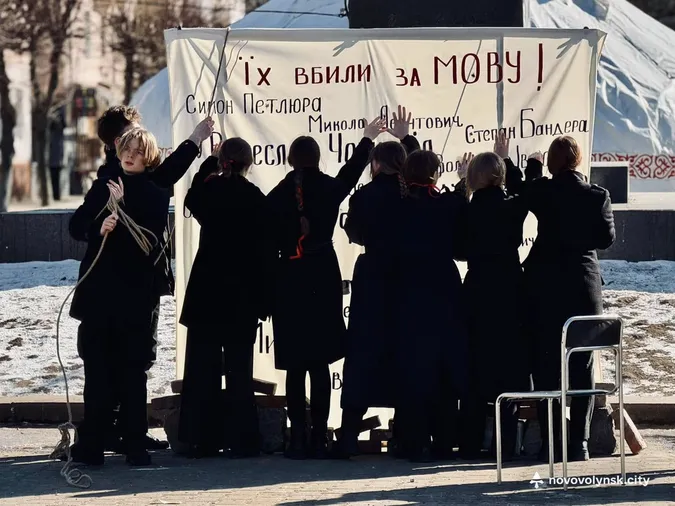Зв'язані руки та скотч на вустах: на Волині діти провели перформанс (фото)
