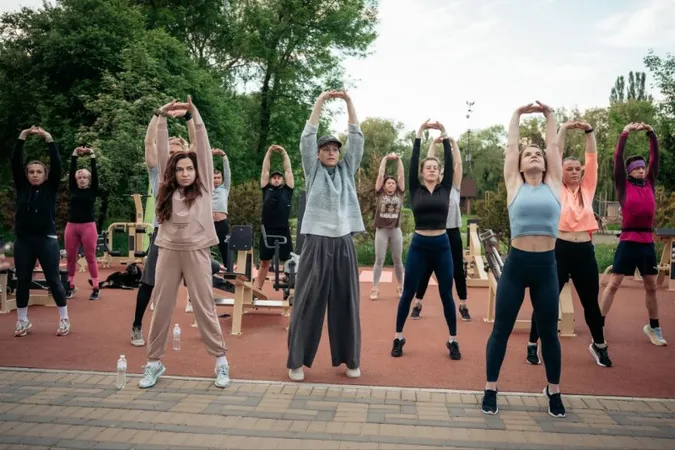 «Місто, рухайся!»: пів сотні лучан зібралися на перше тренування просто неба (фото)