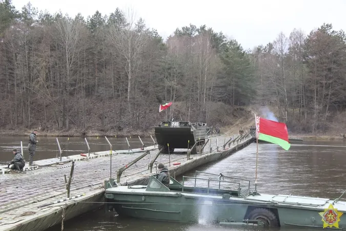 У Білорусі за 6 кілометрів від України навели міст через Прип'ять – ЗМІ