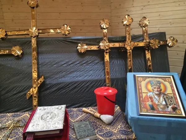 У Волновасі освятили хрести на храм, який допомагали зводити лучани (фото)