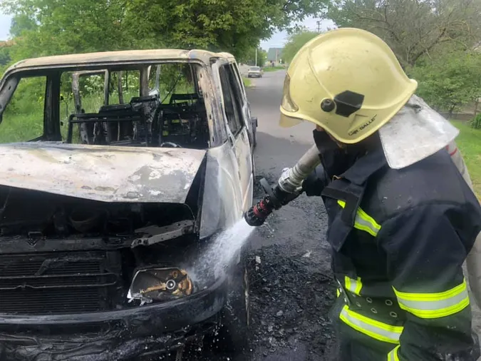 У Володимирі посеред вулиці дотла вигорів мікроавтобус (фото)