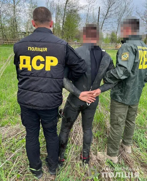 Підводний «трансфер»: на Закарпатті військовозобов'язаних переправляли за кордон через річку (фото)