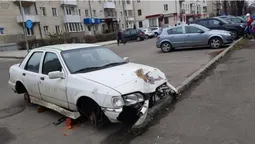 У Луцьку біля головного корпусу СНУ лишили автівку після ДТП? (фото)