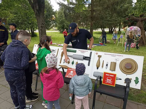 Луцькі рятувальники вчили дітей розрізняти міни (фото)