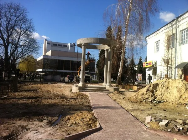 У Луцьку біля собору і кладовища встановлюють альтанку  (фото)