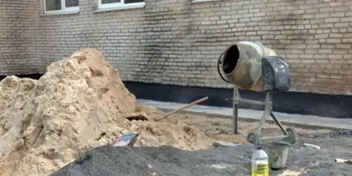 Трактори, шпателі й 30 батьків: як на Волині гуртом ремонтують школу
