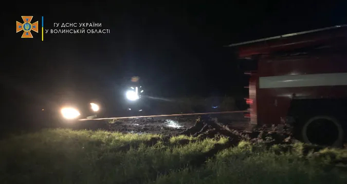 На Волині легковик з дітьми та автобус з пасажирами вночі застрягли у багнюці (фото)