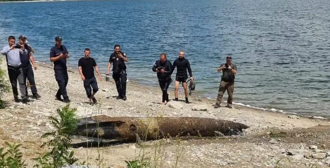 «Ракета», яку виявили у водосховищі на Буковині, виявилась підвісним баком літака (фото)