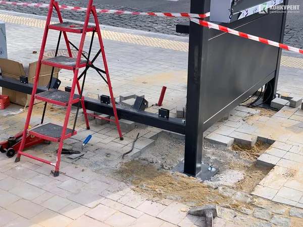 У Луцьку на Волі вже встановлюють розумні зупинки (фото)