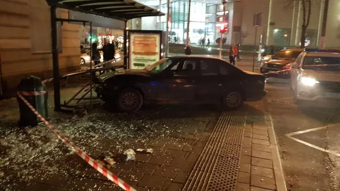 У центрі Львова автомобіль «заїхав» у зупинку з людьми (фото)