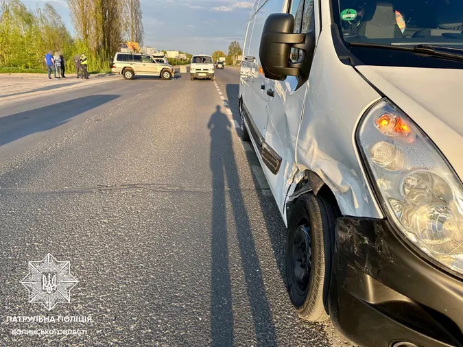 На «варшавці» позашляховик протаранив бус (фото)