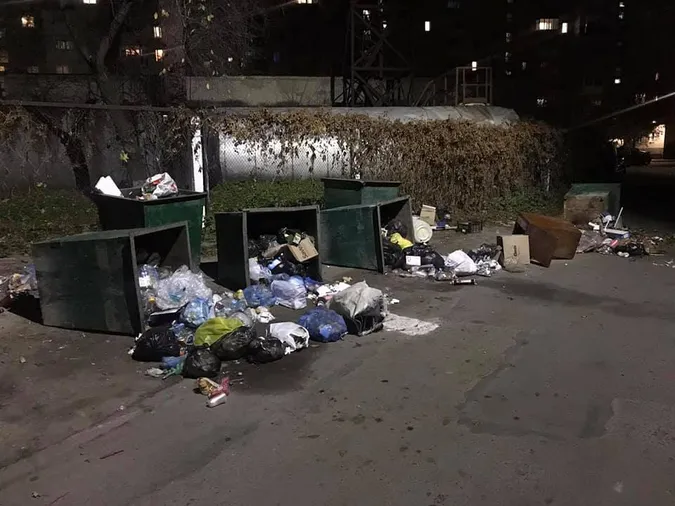 У Володимирі невідомі перекинули сміттєві баки (фото)