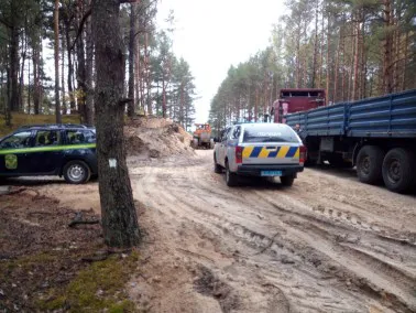 На Маневиччині нелегальні видобувачі піску зруйнували відкоси дороги (фото)