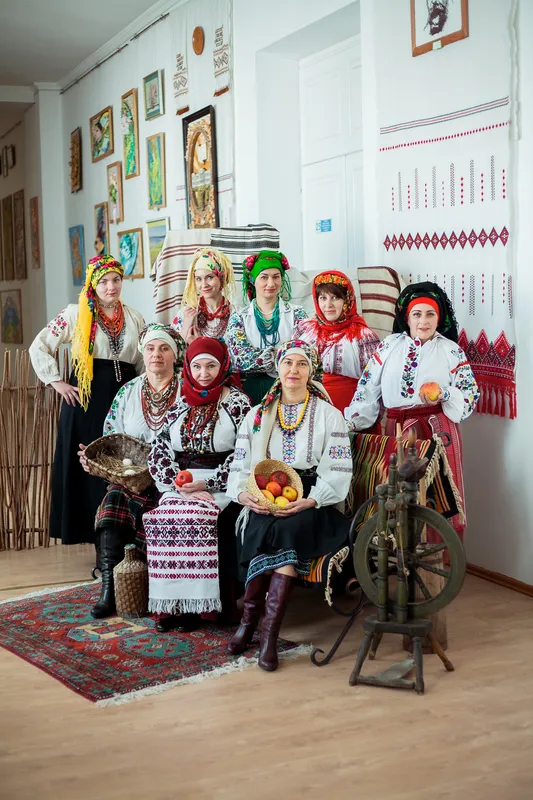 Викладачі педагогічного коледжу у Володимирі приміряли старовинні вишиті сорочки (фото)