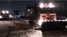 Працюють у посиленому режимі: на Волині чистять дороги (відео)