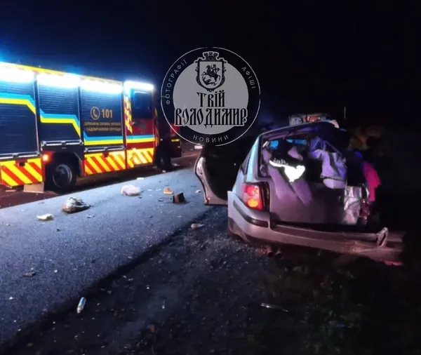 Біля Володимира зіткнулися три автівки: постраждали троє дорослих і двоє дітей (фото)
