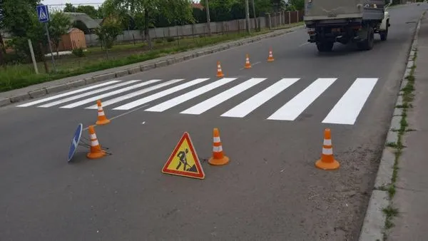 Працюють у вечірній час: у Луцьку поновлюють дорожню розмітку (фото)