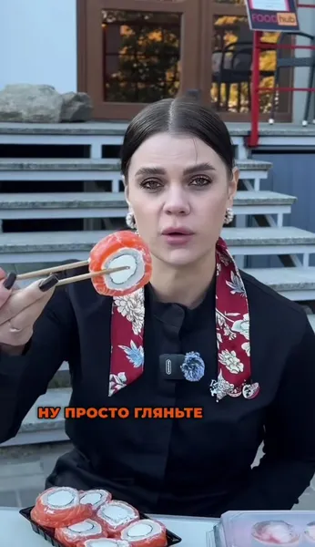 «І в кабіну зараз запихнем»: тіктокерка перевірила луцькі суші (відео)
