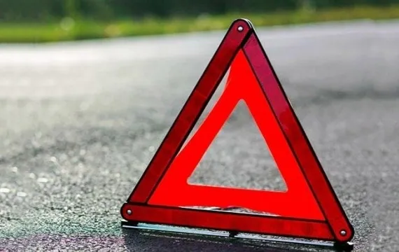 На Волині «мерс» в'їхав у бетонний паркан – водій в лікарні