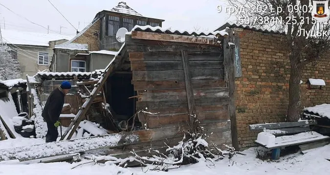 Луцькі муніципали порозвалювали сараї у Старому місті (фото, відео)