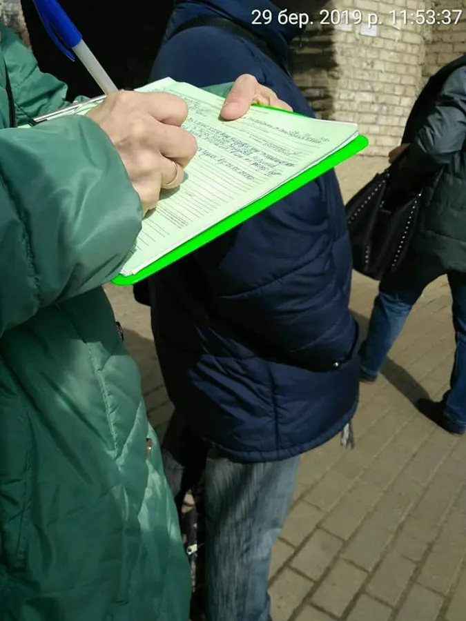 У Луцьку муніципали склали протокол на жінку, яка розклеювала рекламу