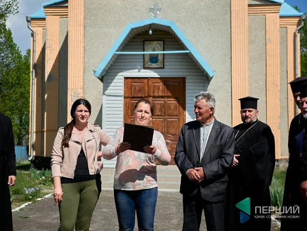 «Ви здуріли чи шо»: у Пальчі священник не захотів переходити з громадою в ПЦУ (фото)