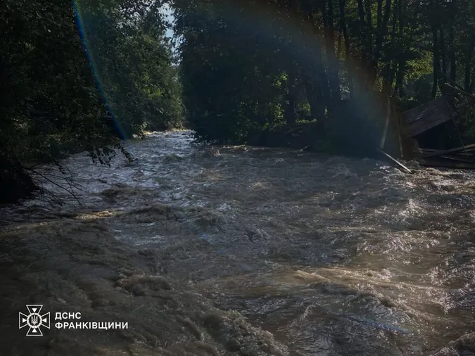 На Прикарпатті змило міст з жінкою і дітьми – 9-річна дівчинка потонула (фото)
