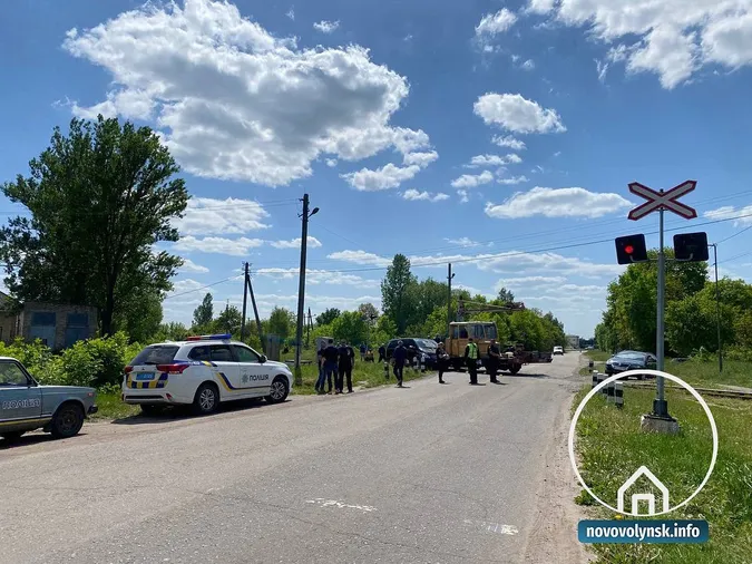 На Волині «мерседес» зіткнувся з дрезиною – 9-річну дівчинку госпіталізували (фото, відео)