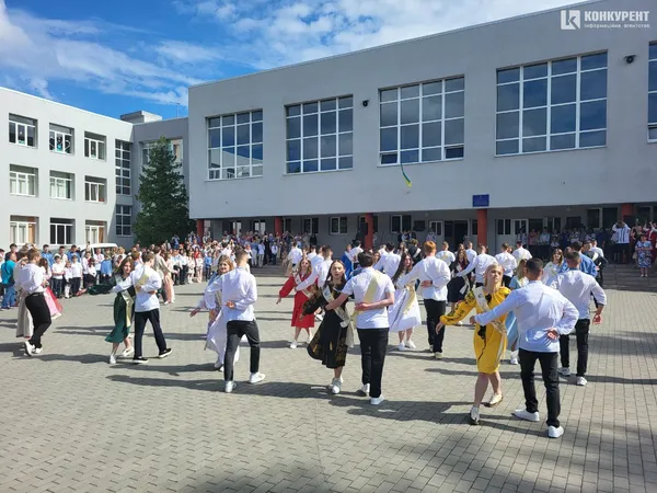 «Бо ми – люди-титани»: як у Луцькому ліцеї №10 танцювали випускний вальс (фото, відео)
