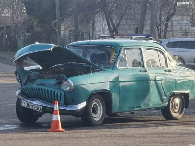 У Луцьку в аварію потрапила раритетна «волга» (фото)